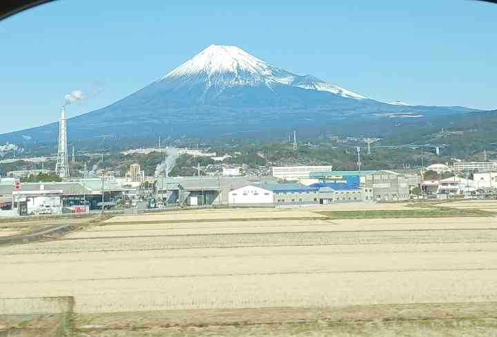 旅行中に新幹線の車内でパソコン作業をしていたら、隣の人に「タイピング音が気になる」と言われました。車内での仕事はマナー違反なのでしょうか？