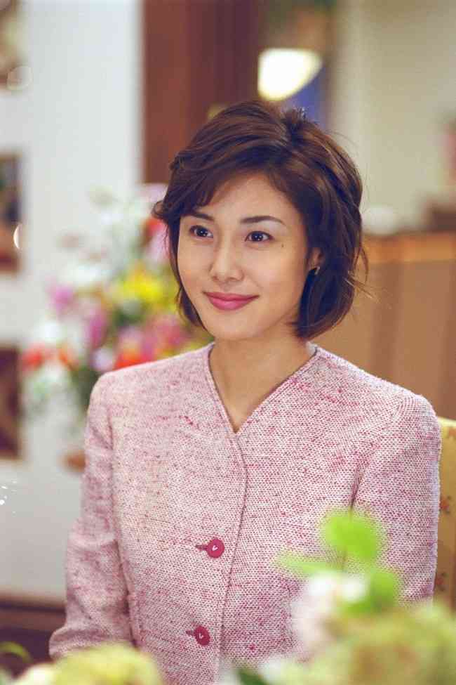 松嶋菜々子(52)が明かす“高身長コンプレックス” 「10代の思春期のころは、背中を少し丸めて姿勢が悪くなった」