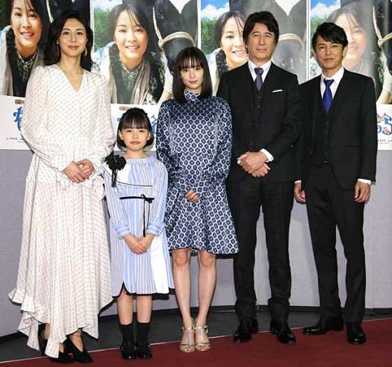 松嶋菜々子(52)が明かす“高身長コンプレックス” 「10代の思春期のころは、背中を少し丸めて姿勢が悪くなった」