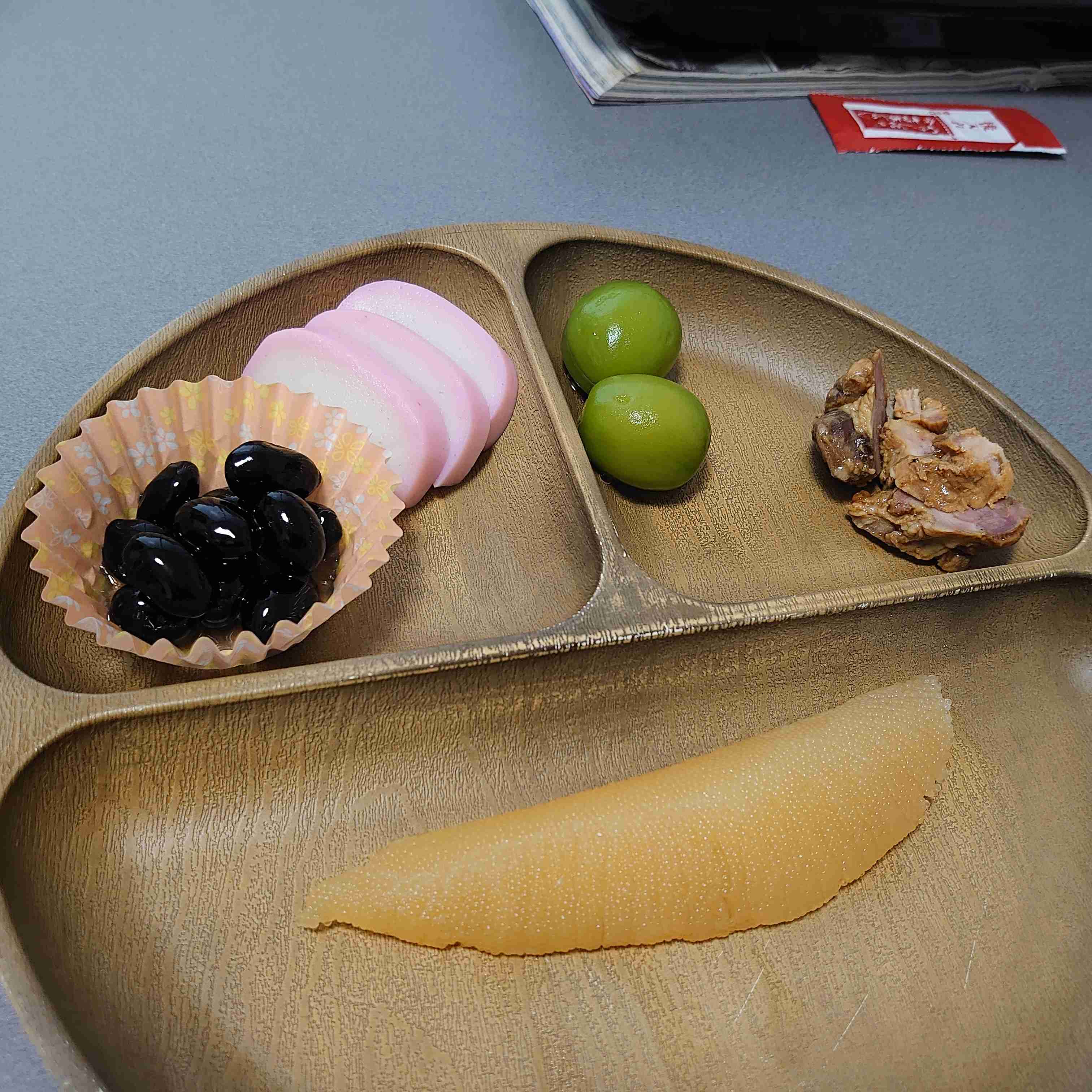 「これくらいの量でいい」土井善晴の1皿4品おせちに共感集まる「実家のお正月を思い出した」「あまりにも素敵」