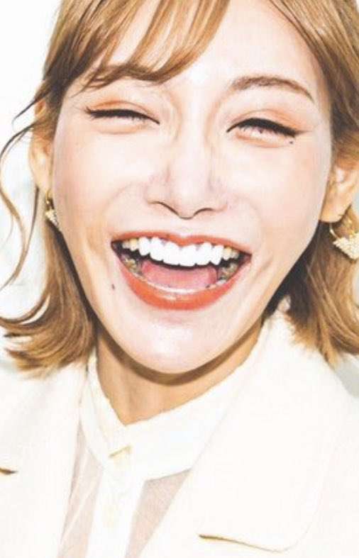 明日花キララ「死んじゃいけない」　美容整形の全身麻酔でパニック、前歯が欠けた姿に「そこまでして」分かれる賛否