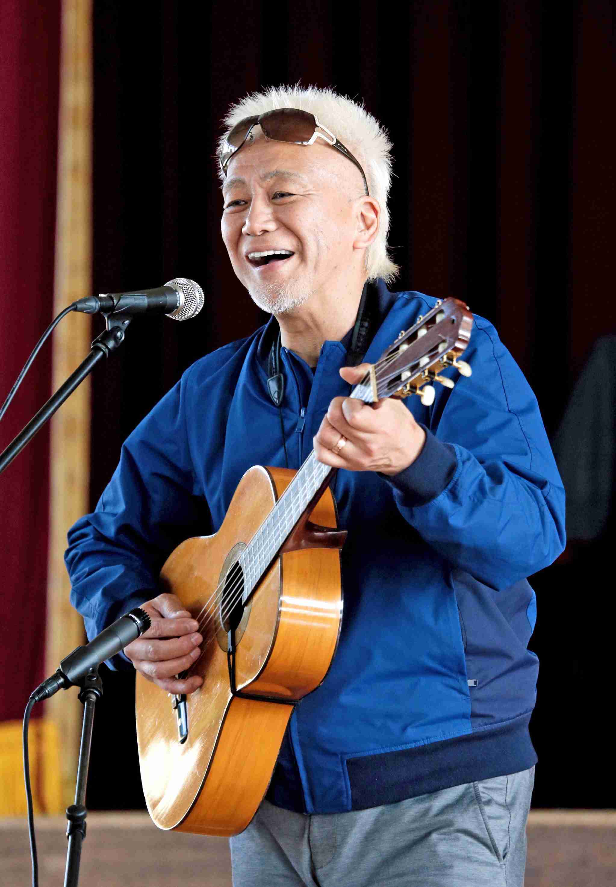 生歌を聴いて感動したアーティスト