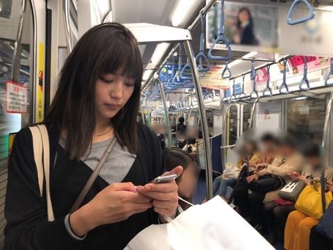 55歳有名女優「電車に乗った」目元隠さず素顔で「お座りに！」「これはすごい」ファンびっくりの西田尚美