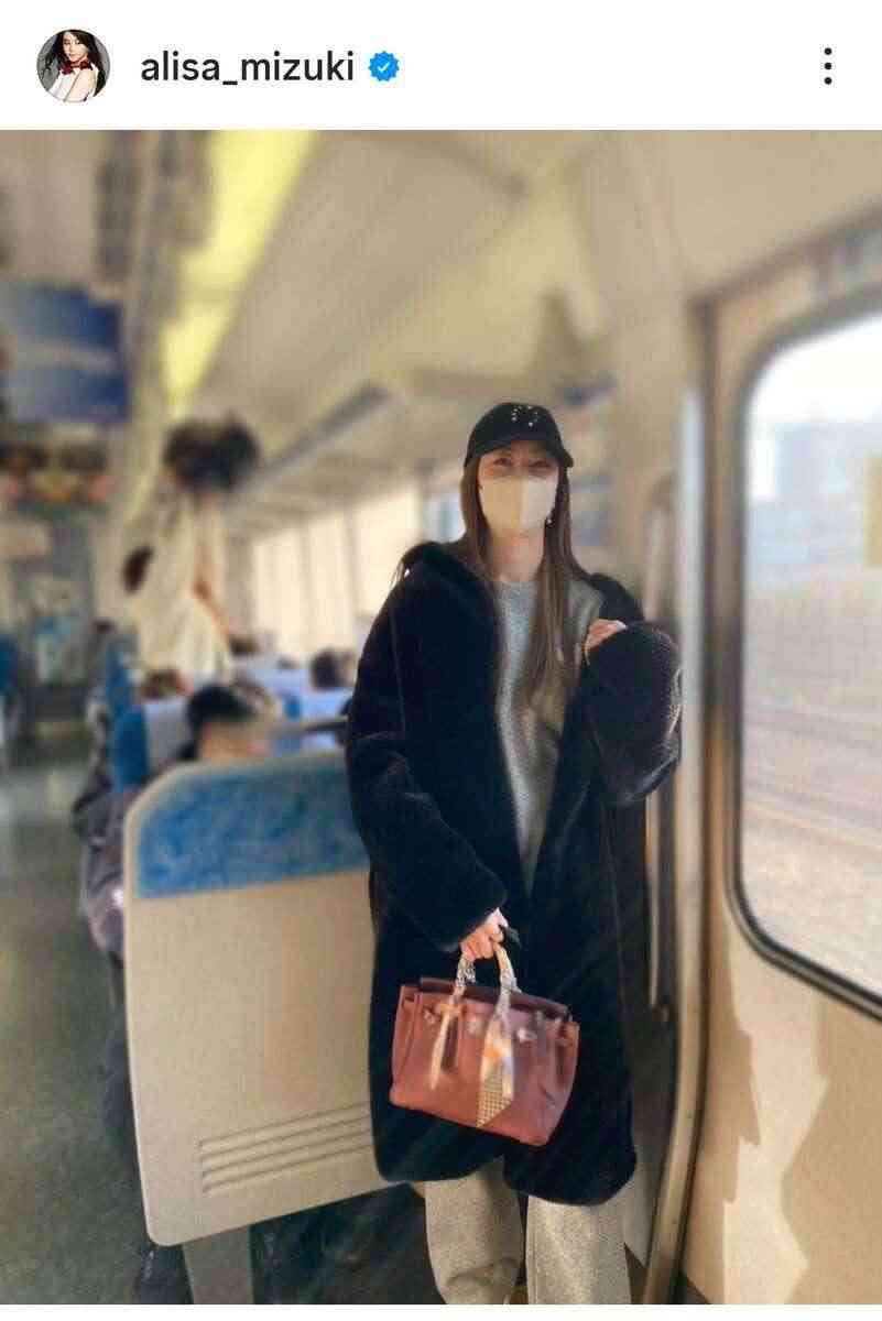 55歳有名女優「電車に乗った」目元隠さず素顔で「お座りに！」「これはすごい」ファンびっくりの西田尚美