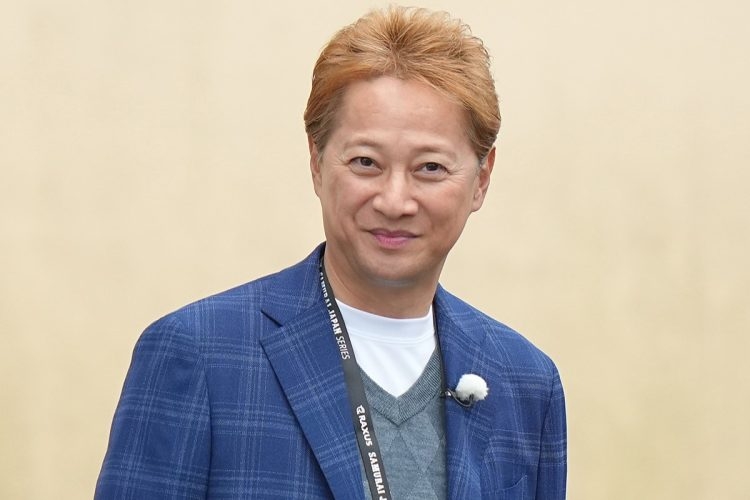【400日ぶりの肉声】中居正広が独占直撃に語ったこと　騒動後も支え続けた15年来の恋人と百貨店で買い物デート《初2ショット》