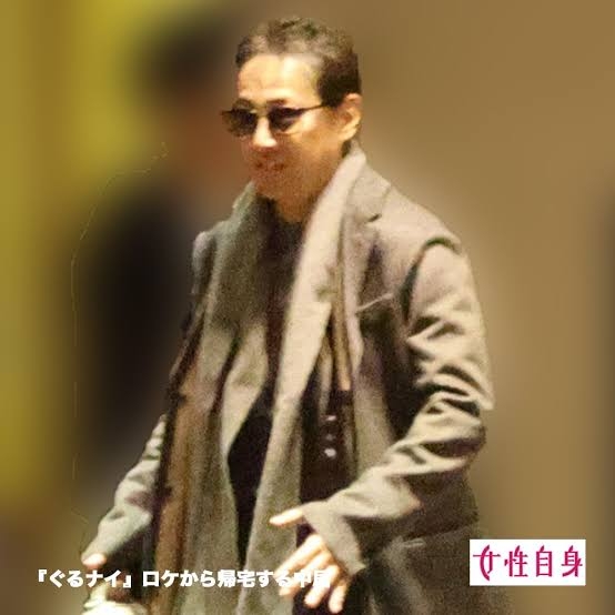【400日ぶりの肉声】中居正広が独占直撃に語ったこと　騒動後も支え続けた15年来の恋人と百貨店で買い物デート《初2ショット》