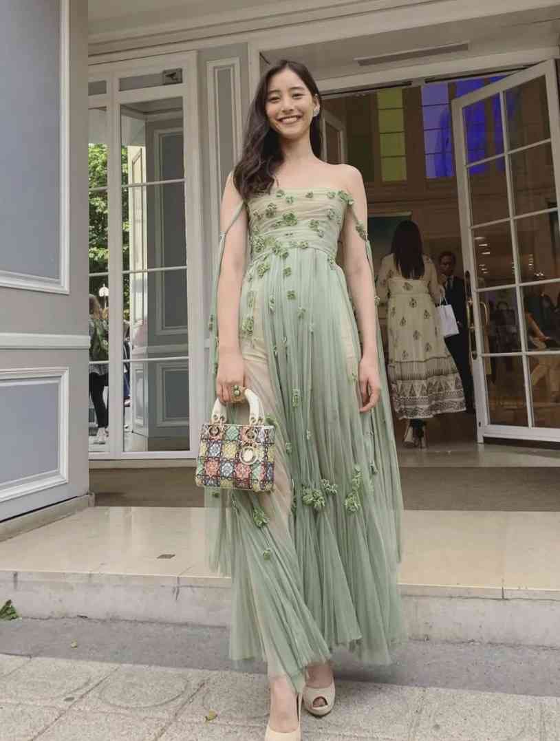 「向井理って3mくらい身長あるん」152.3センチ橋本環奈と並ぶ〝衝撃2ショット〟「デカ！デカ！」「身長差すごくてトリックアートみたい笑」