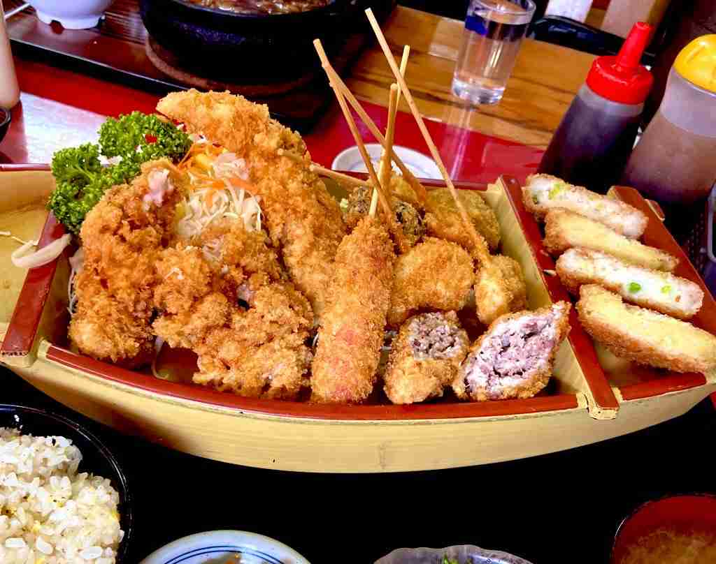 これが＄40(￥6000)したアメリカの弁当、否、Bento boxだ！！右で見切れてるのは致死量を超えた醤油だ「余白が芸術的」「スカスカおせち思い出す」