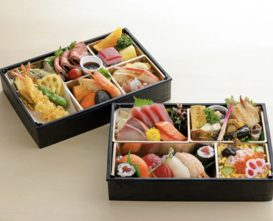 これが＄40(￥6000)したアメリカの弁当、否、Bento boxだ！！右で見切れてるのは致死量を超えた醤油だ「余白が芸術的」「スカスカおせち思い出す」