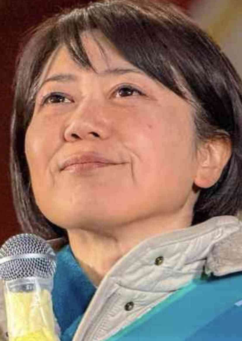 ラブホ辞職後に再選の小川晶氏が勝利宣言も万歳せず曇る表情　前橋市長選