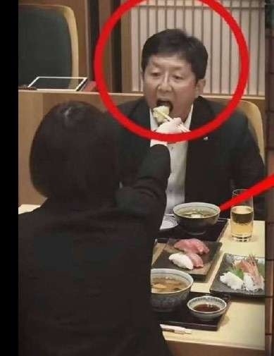 ラブホ辞職後に再選の小川晶氏が勝利宣言も万歳せず曇る表情　前橋市長選