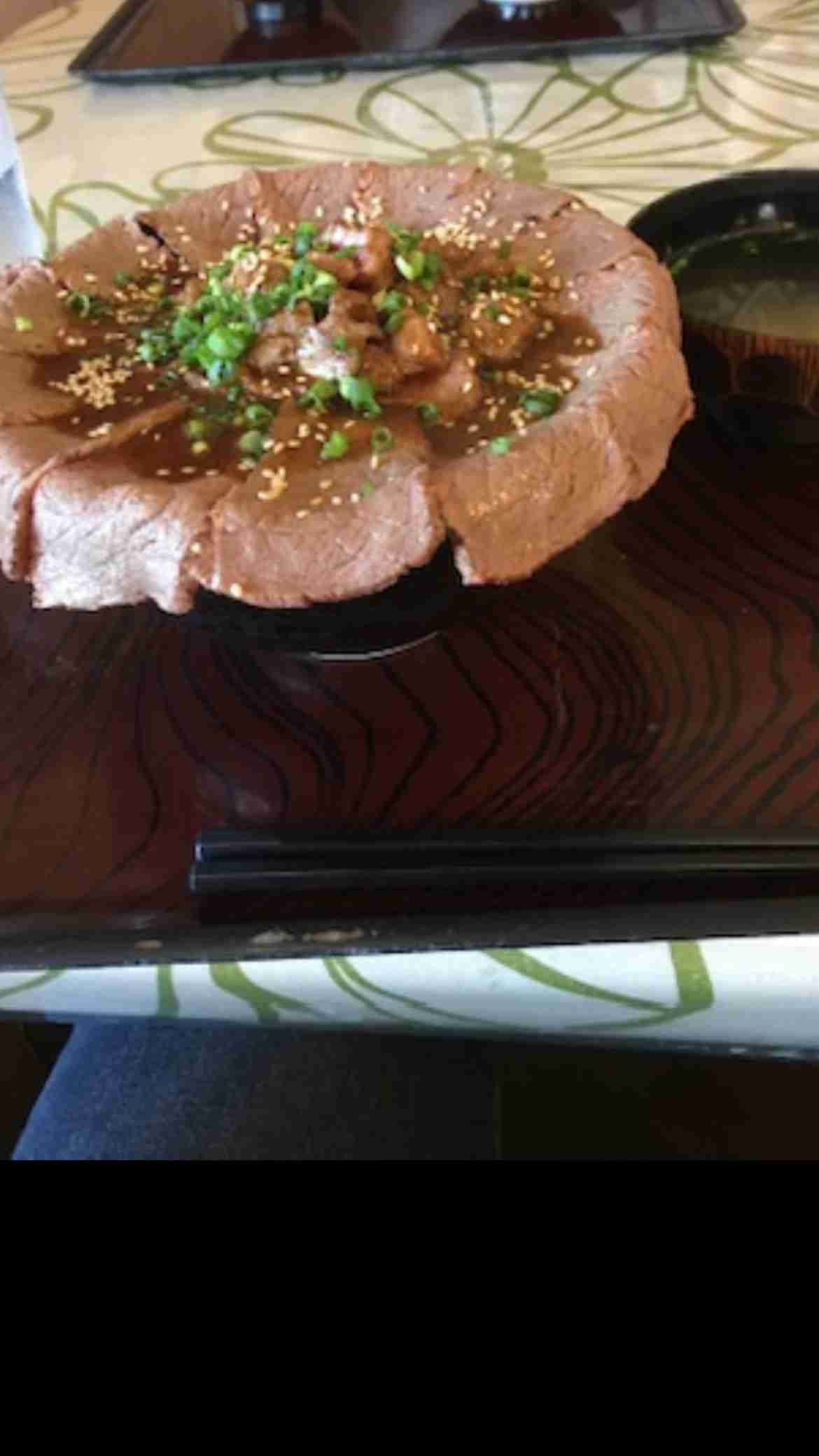 「マグロ丼かと思った」山口・人気飲食店の“レアステーキ丼”でO157食中毒、10代女性は重症…“ほぼ生”のビジュアルに広がる衝撃