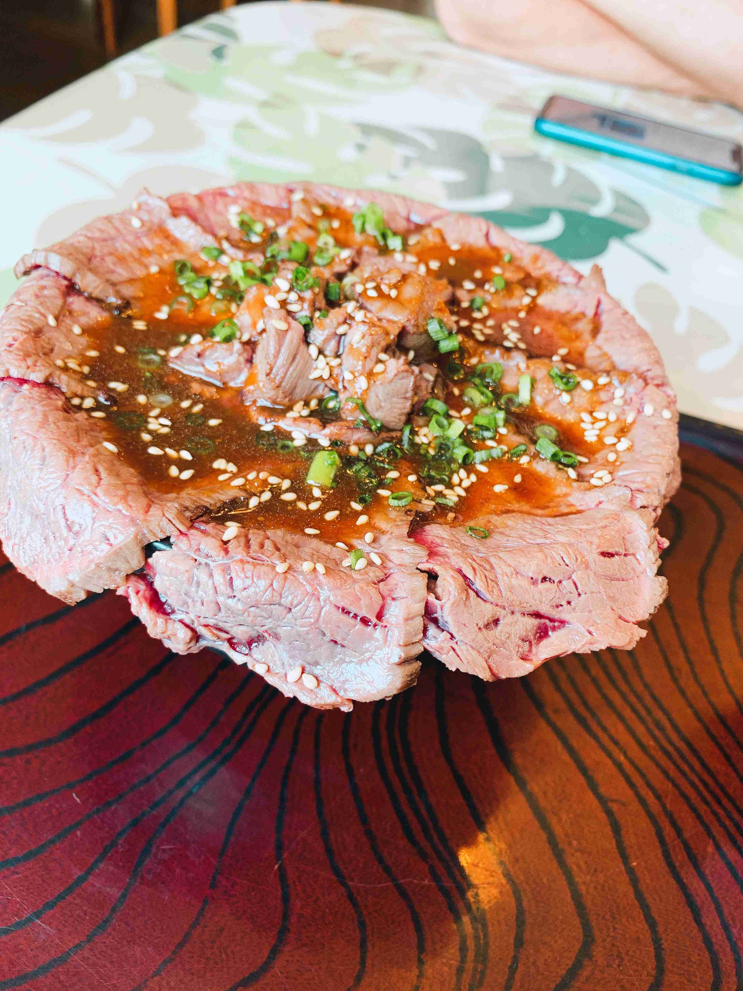 「マグロ丼かと思った」山口・人気飲食店の“レアステーキ丼”でO157食中毒、10代女性は重症…“ほぼ生”のビジュアルに広がる衝撃