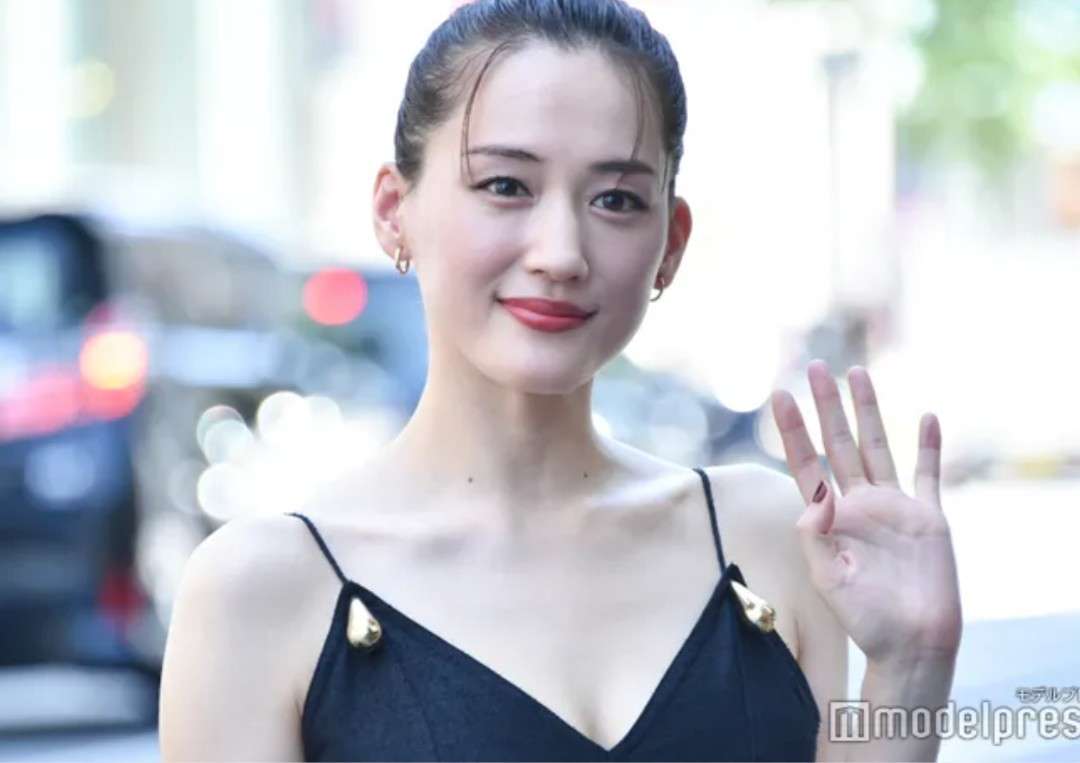 今田美桜『紅白』3回 “お色直し” に集まる喝采…高市首相と “お揃い” ブランドも登場、驚きの価格とは
