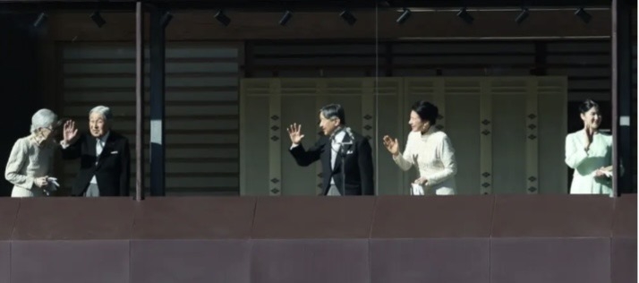 「新年一般参賀」の最中　男が前列で裸に　公然わいせつの疑いで現行犯逮捕　柵を乗り越えた先で皇宮警察らに取り押さえられる