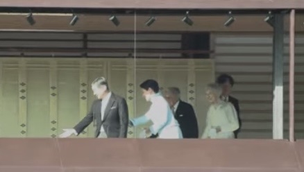 「新年一般参賀」の最中　男が前列で裸に　公然わいせつの疑いで現行犯逮捕　柵を乗り越えた先で皇宮警察らに取り押さえられる