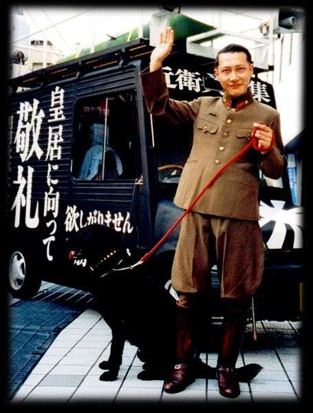 「新年一般参賀」の最中　男が前列で裸に　公然わいせつの疑いで現行犯逮捕　柵を乗り越えた先で皇宮警察らに取り押さえられる