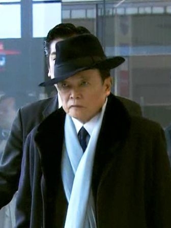 「色気ダダ漏れ」「日本人の誇り」小泉防衛相、海外オフショが絶賛の嵐　黒コート姿で「どこの俳優かと」