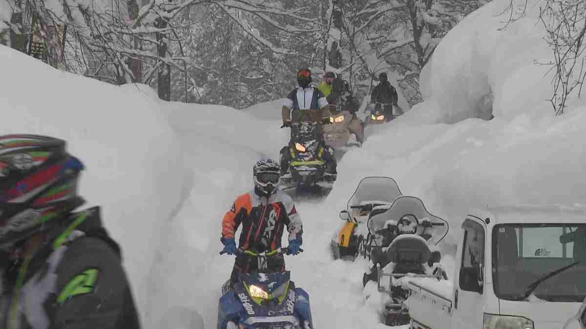青森のスノーモービル遭難、8人全員が下山　かまくらで一晩明かす