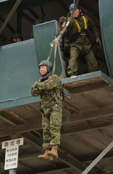 小泉防衛大臣 陸自訓練体験で爆笑誘う「こんなもの何ともない！と言いたいところですが…なかなかですよ」11mの高さから飛び出す