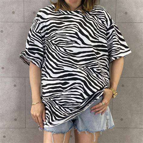 白と黒のTシャツだったら、どっちを買う？