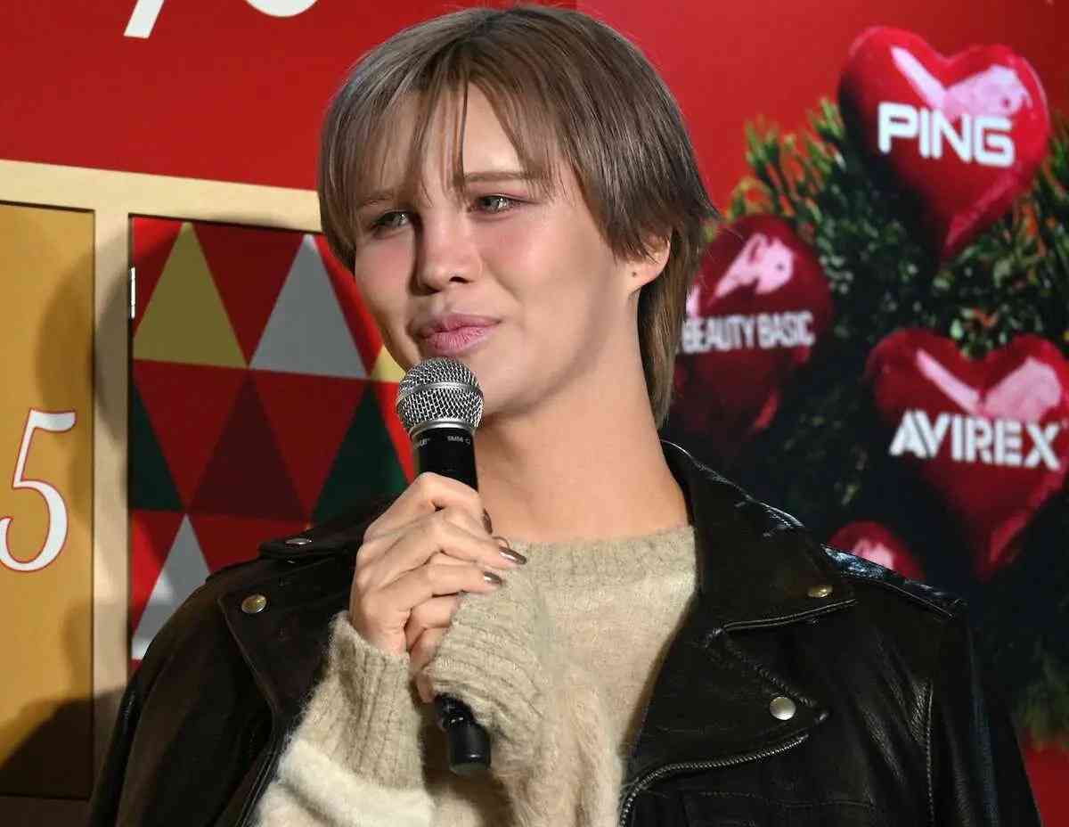 Matt「全身ユニクロ」コーデ披露　20キロのダイエットに成功　マネキンとの“競演”も