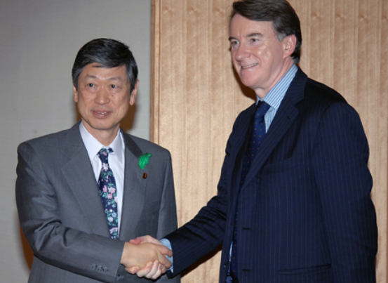 英国警察が元駐米大使を逮捕、アンドルー元王子に続きエプスタイン氏と関連