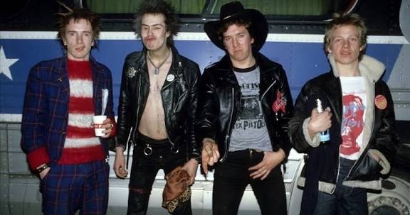 パンクロックファッション好きな人