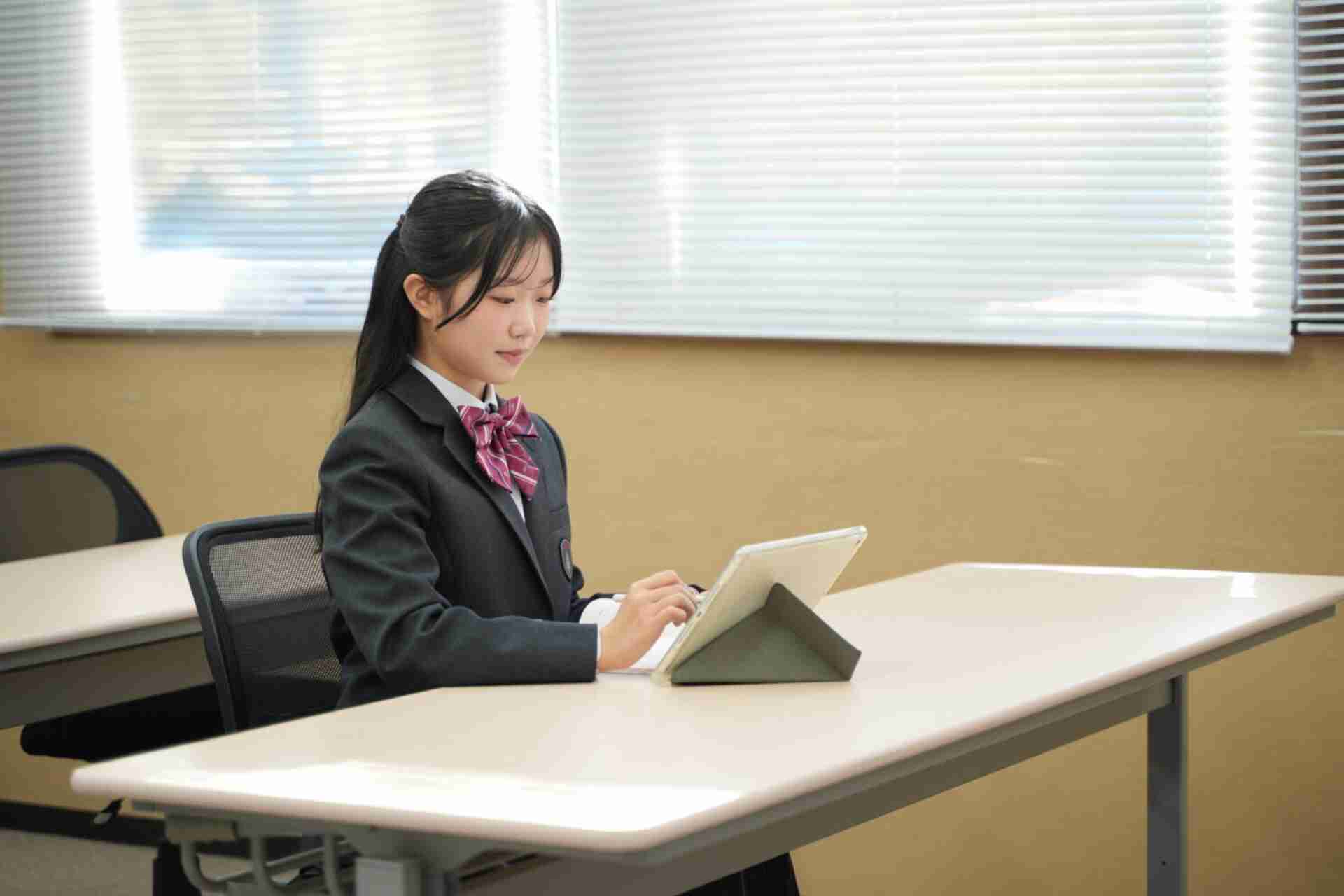 17歳、中井亜美が衝撃の首位発進！3A成功で今季世界2位スコア「正直ビックリ」坂本花織が2位、千葉百音が4位で日本勢表彰台独占見据え19日フリーへ