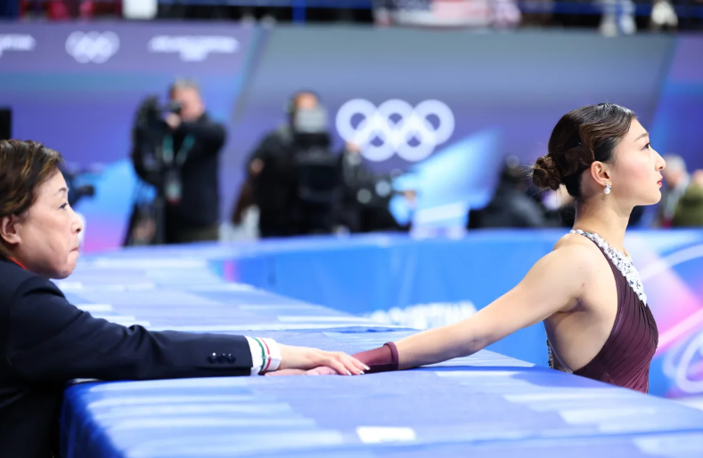 坂本花織が涙の銀メダル！中井亜美が銅で日本フィギュア界最年少メダル　日本女子五輪初の“W表彰台”　米国リウが金