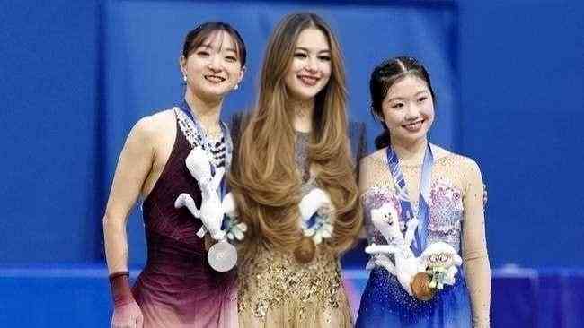 坂本花織が涙の銀メダル！中井亜美が銅で日本フィギュア界最年少メダル　日本女子五輪初の“W表彰台”　米国リウが金