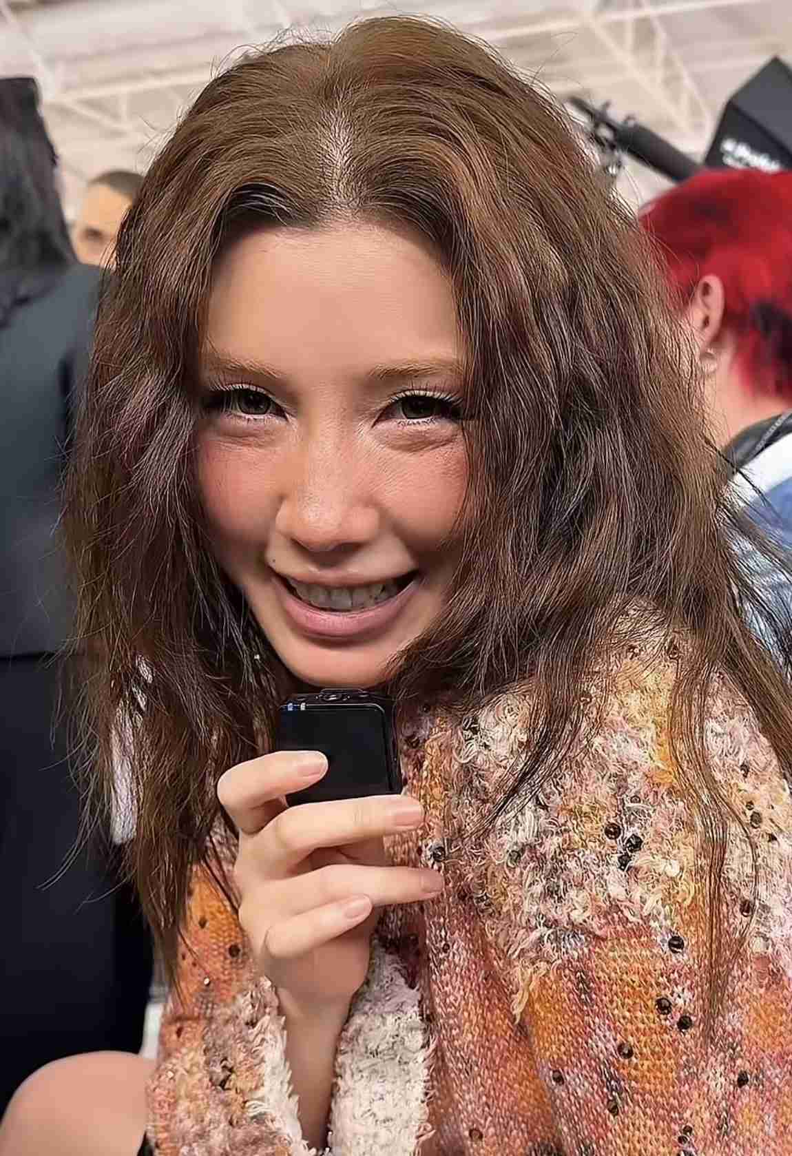 仲里依紗　ミラノのショーに参加も「スカート忘れた人」ファン仰天…穴あきパンツスタイルの“独自路線”