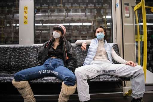 「無言でやり返す」「おじさんが多い」電車内の“足パカ”被害続出 「足フィールド全開」元アイドルの漫画家が描く“あるある”に大反響