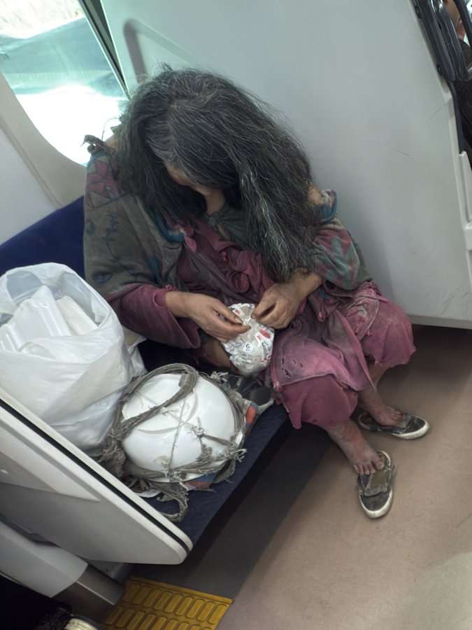 「無言でやり返す」「おじさんが多い」電車内の“足パカ”被害続出 「足フィールド全開」元アイドルの漫画家が描く“あるある”に大反響
