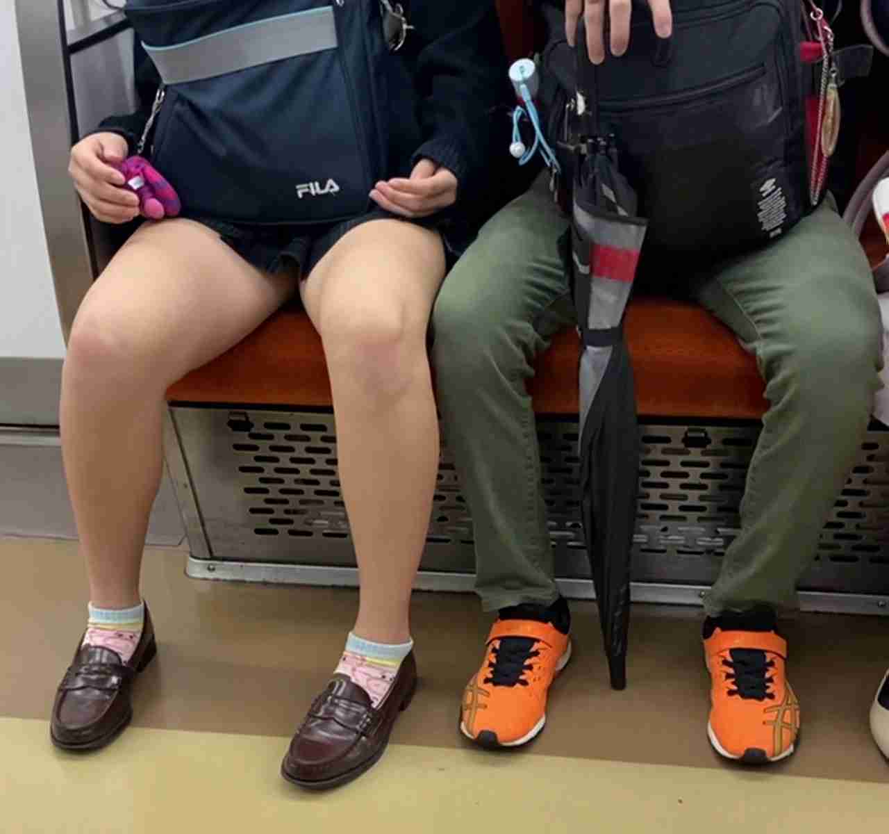 「無言でやり返す」「おじさんが多い」電車内の“足パカ”被害続出 「足フィールド全開」元アイドルの漫画家が描く“あるある”に大反響