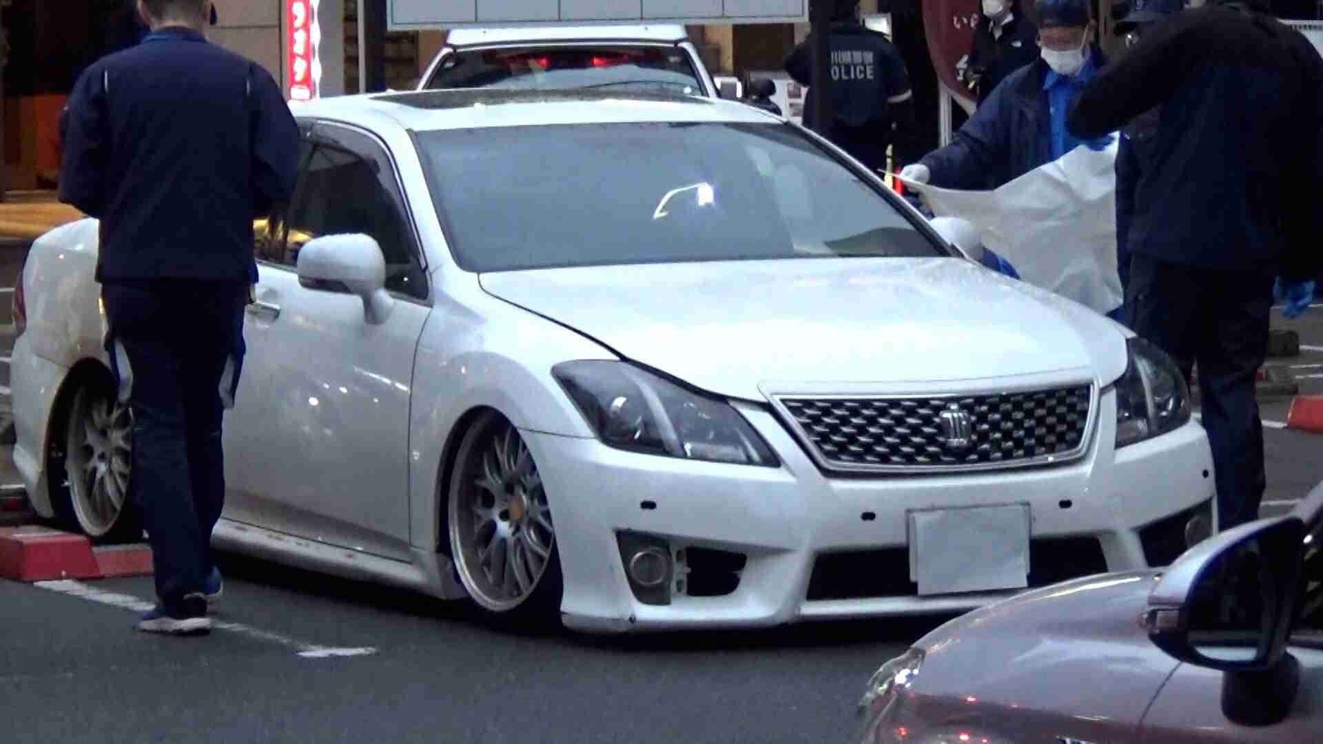 コインパーキングに止まっていた車の中で２人死亡、車両の下に焦げたような跡…「飲みに行く」と上司に伝え翌朝出勤せず、携帯電話の位置情報を基に現場を訪れて発見