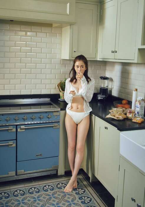 前田敦子、人生最後の写真集「ランジェリーの上にちょっとお肉がのってるみたいのをこだわった」