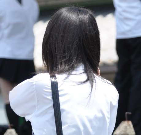 髪に何か塗るとテカる人