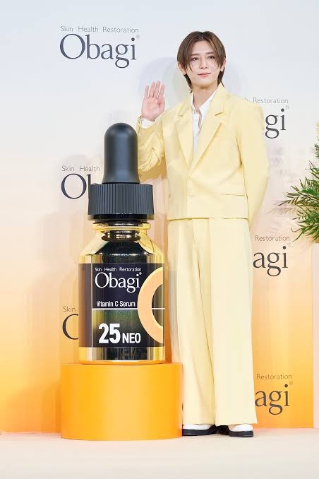 Hey! Say! JUMP山田涼介、肌年齢“24歳”に笑顔溢れる「オバジカラー」イエロースーツが新鮮