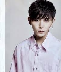 Hey! Say! JUMP山田涼介、肌年齢“24歳”に笑顔溢れる「オバジカラー」イエロースーツが新鮮