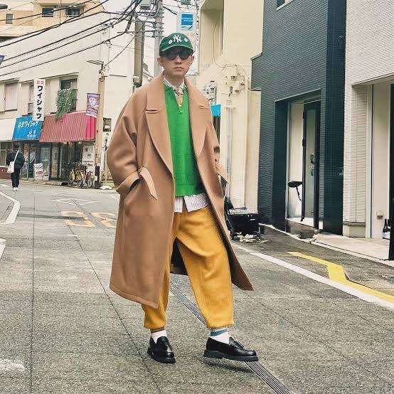 【 こがけん 】〝全くダサくない〟日本人ファッションを冷笑する海外インフルエンサーを一刀両断 コーヒーハウスで堂々のコーデ