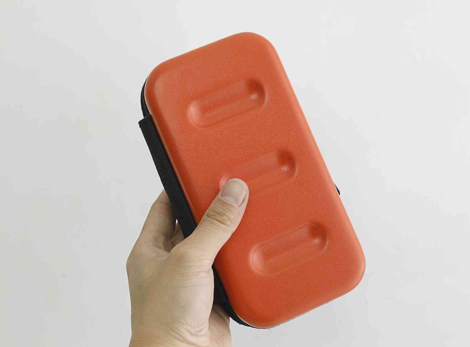 国内線機内ではモバイルバッテリー使用NGに。持ち込みは1人2個まで、国交省が新ルール案を公表