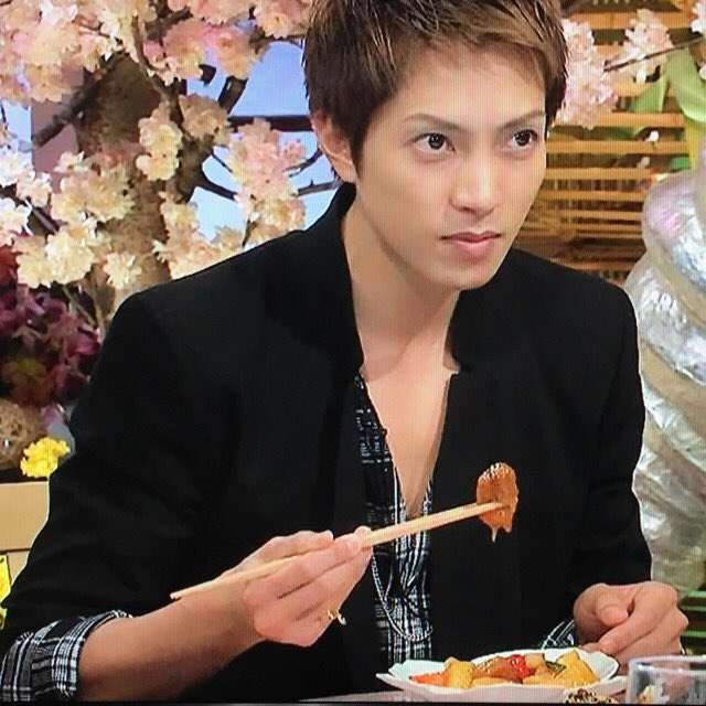「箸の持ち方よ」黒木メイサの食事ショットに違和感の声も　黒ずくめコーデには「逆に目立ちますね」