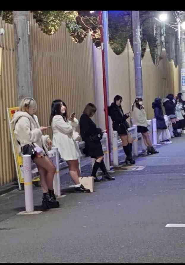 「妻子にバレたら全て失う」 それでも男性たちは歌舞伎町の路上で女性を「買う」