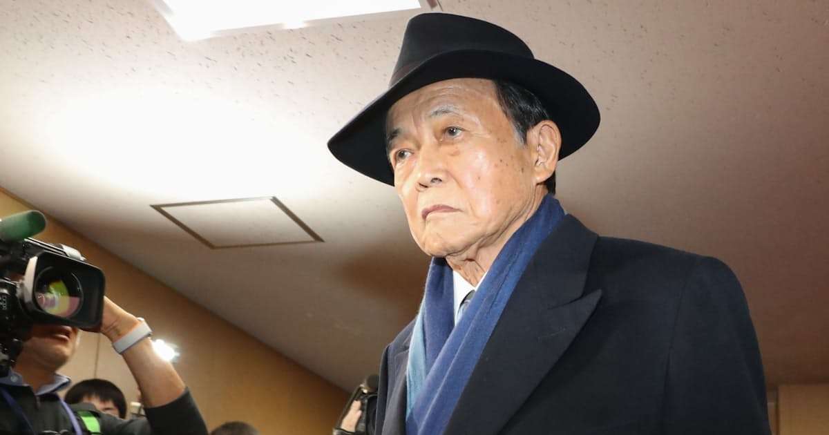 小泉進次郎防衛相ファインプレー 官邸での記念撮影時に高市首相のドレスのすそを素早く直す