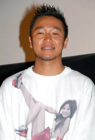 報道陣の前で謝罪…「Def Tech」Microこと西宮佑騎被告(45)保釈 麻薬取締法違反の罪で20日に起訴