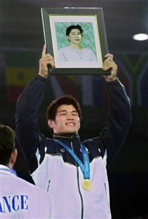 戦争で死亡の選手写真ヘルメットを着用のウクライナ選手が失格に…オリンピックでの追悼表現認めず