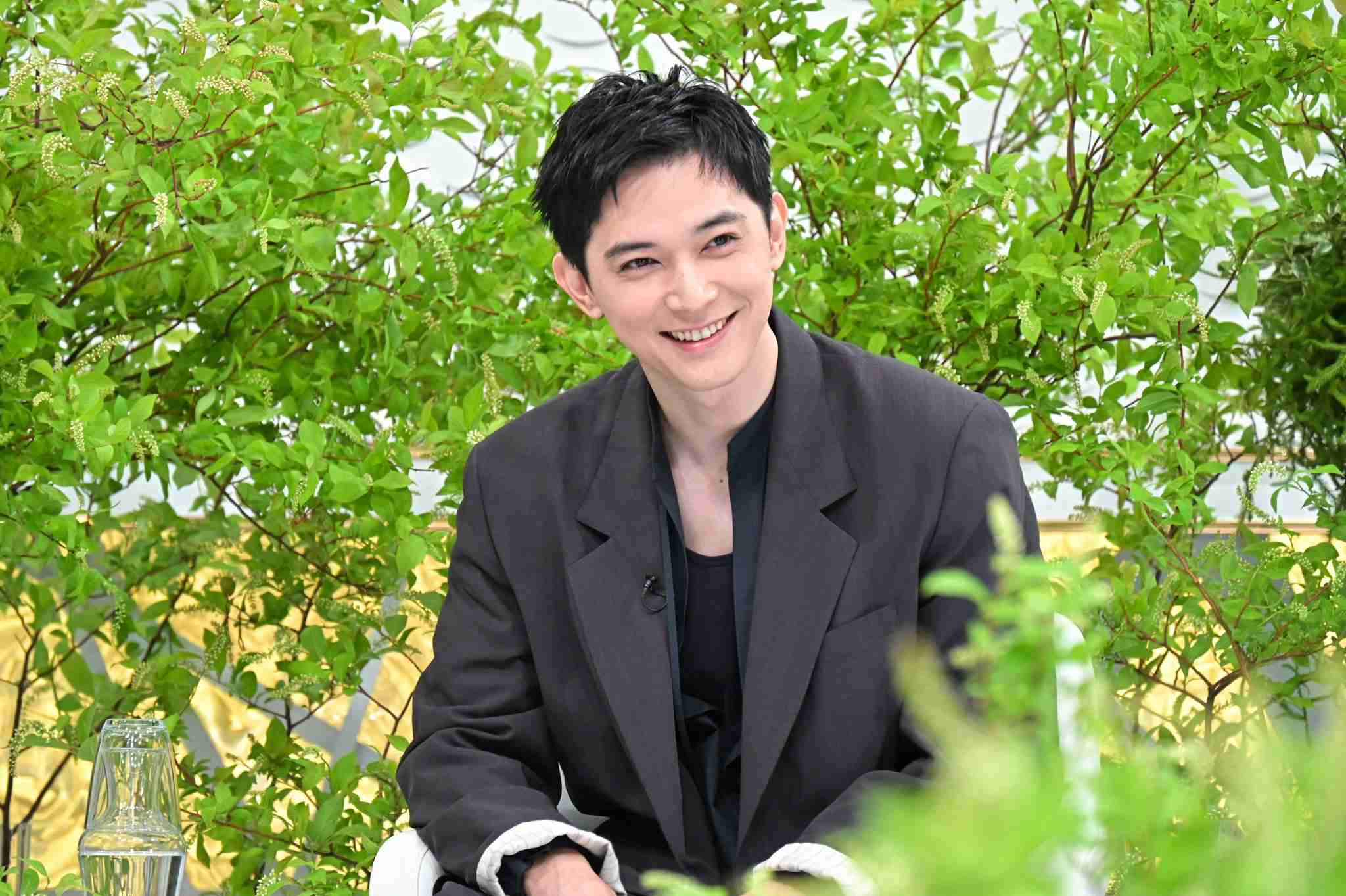 「顔がヴィトンとはこのことか」吉沢亮、1990円『マンガUT』着用姿が異次元のカッコよさ「吉沢亮が着るUNIQLOはもう、DIORなんよ」