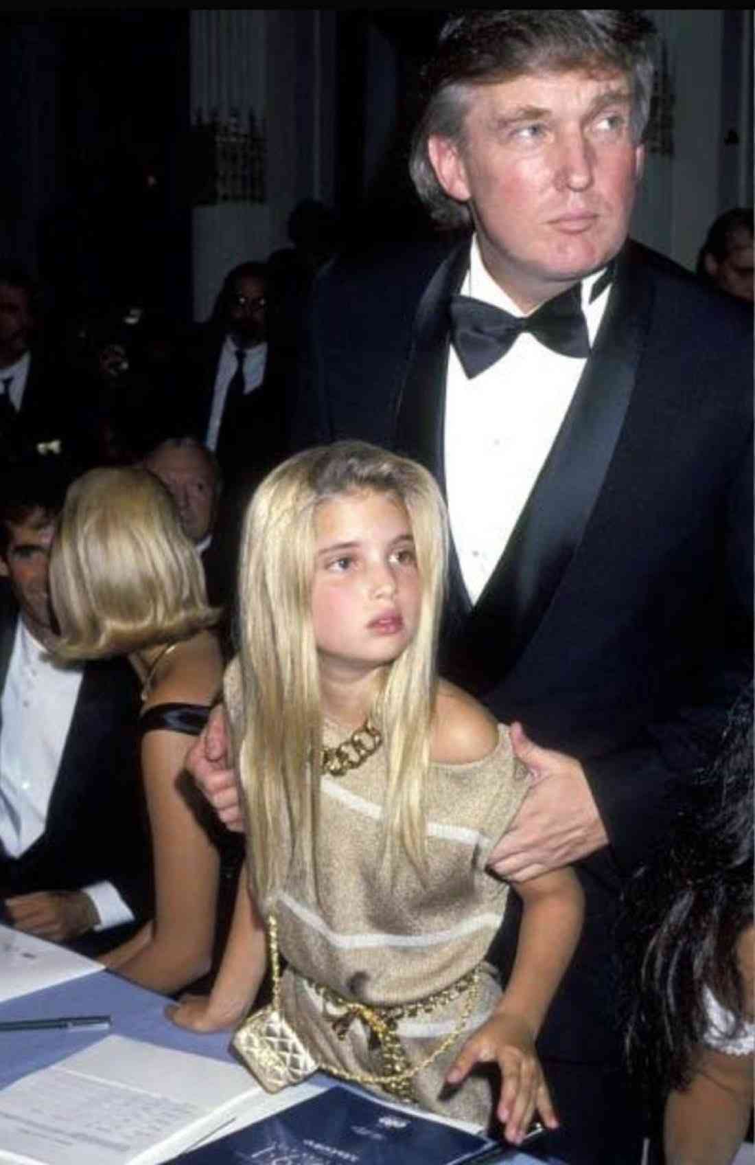 【エプスタイン・ファイル】アンドルー元王子、女性に覆いかぶさる写真が公開される　王女たちの写真を性犯罪者に送っていたことも発覚