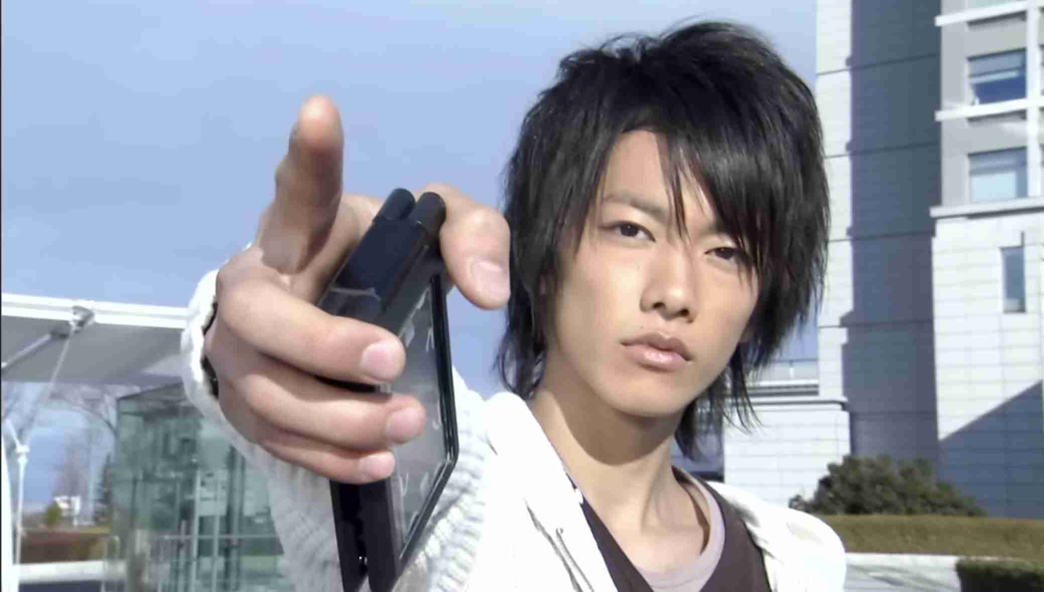 佐藤健、MISAMOの3人と並び立ち“頭1つ分の身長差”に集まる違和感、足元の「すっごい」ブーツに集まる視線